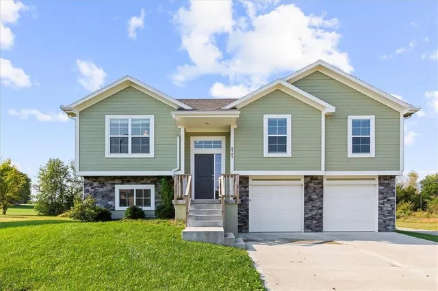 $325,000 | 9707 East 222nd Street, Peculiar, MO 64078