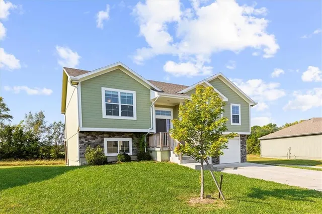 $325,000 | 9707 East 222nd Street, Peculiar, MO 64078