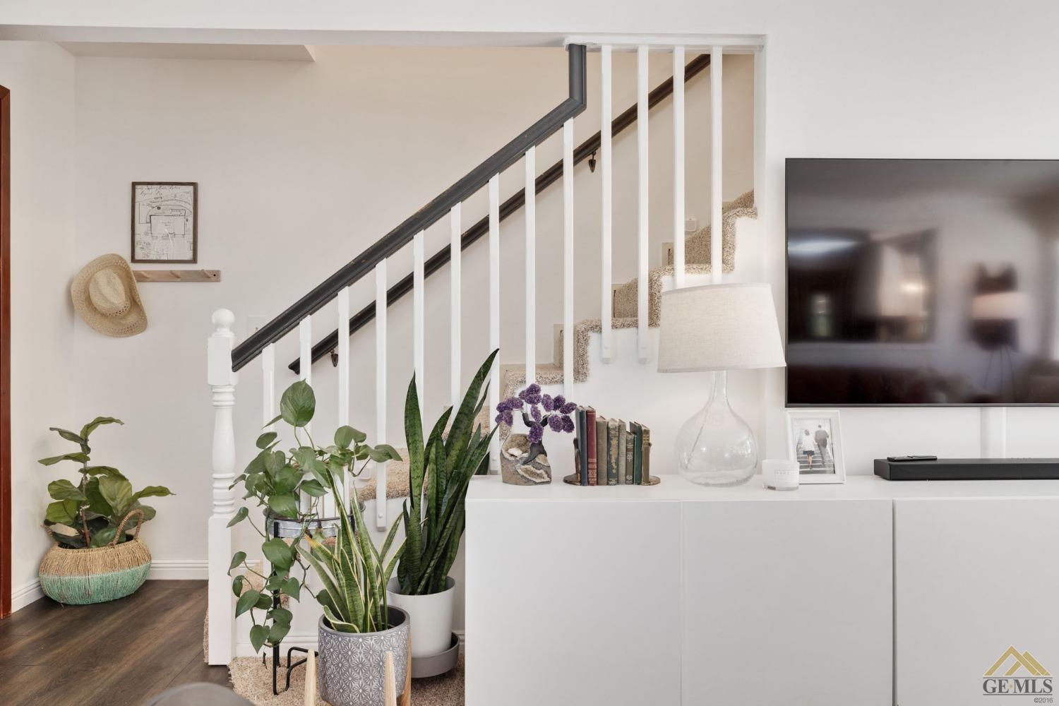 Undisclosed Address Tehachapi, CA 93561 - Photo 30 of 57 a view of living room with wooden floor