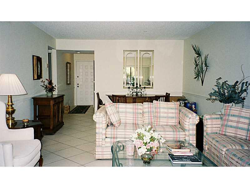 159 Northwest 70th Street, Unit 602 Boca Raton, FL 33487 - Photo 7 of 12 Living Room
