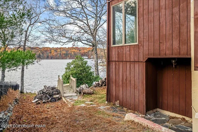 a view of a house with backyard and trees
