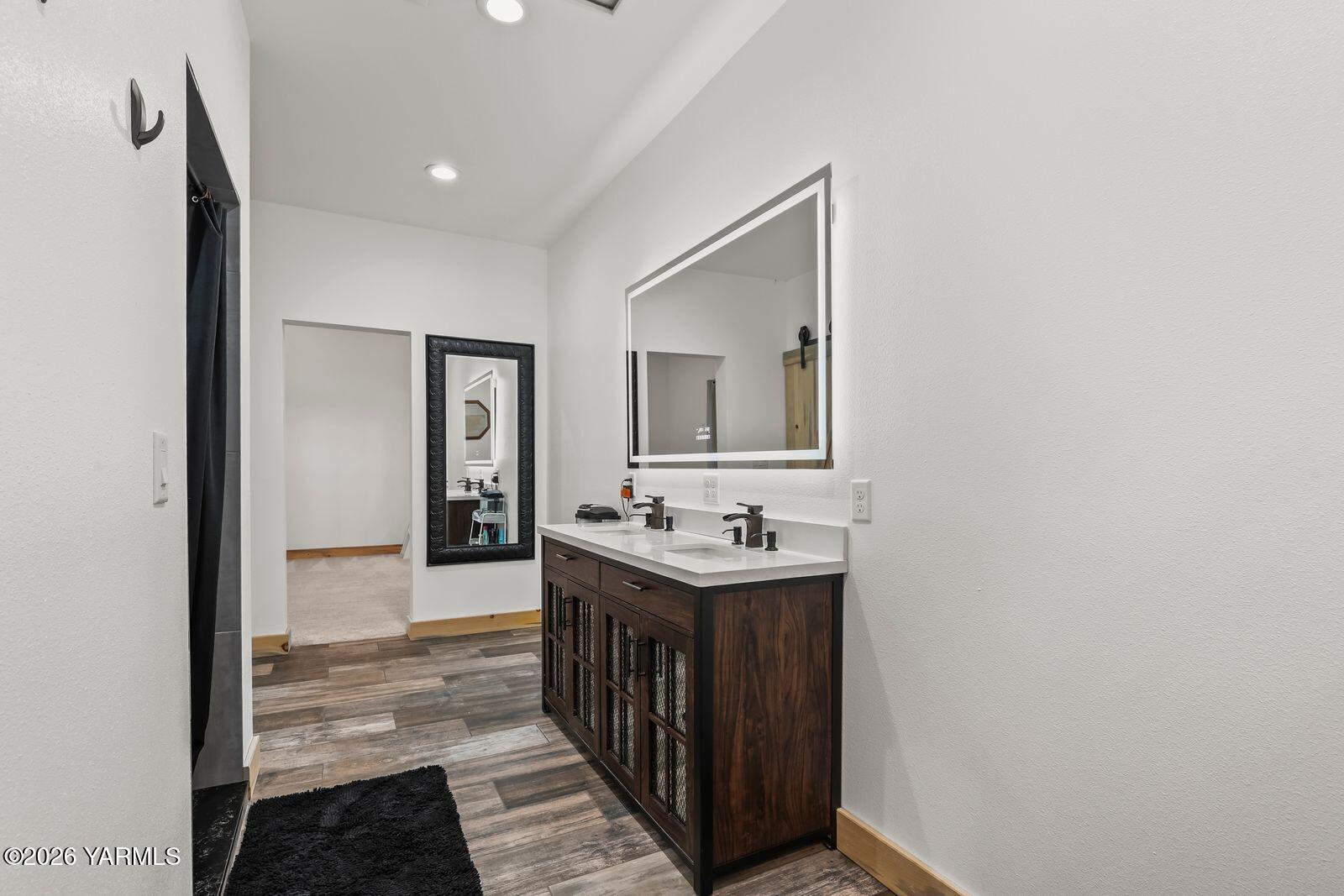 190 Gopher Road Selah, WA 98942 - Photo 33 of 48 a view of a bathroom from the hallway