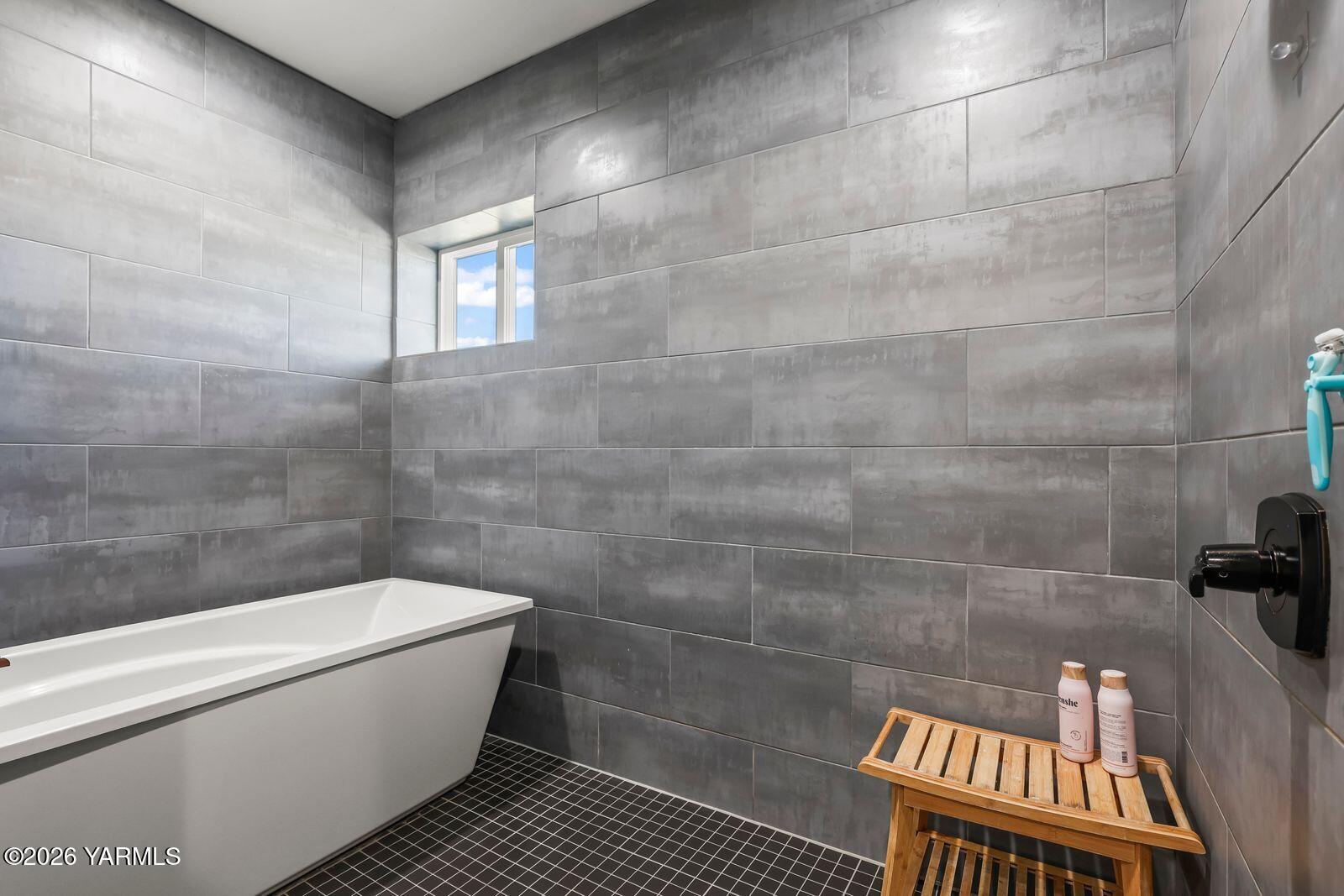 190 Gopher Road Selah, WA 98942 - Photo 34 of 48 a bathroom with a sink a toilet and bathtub