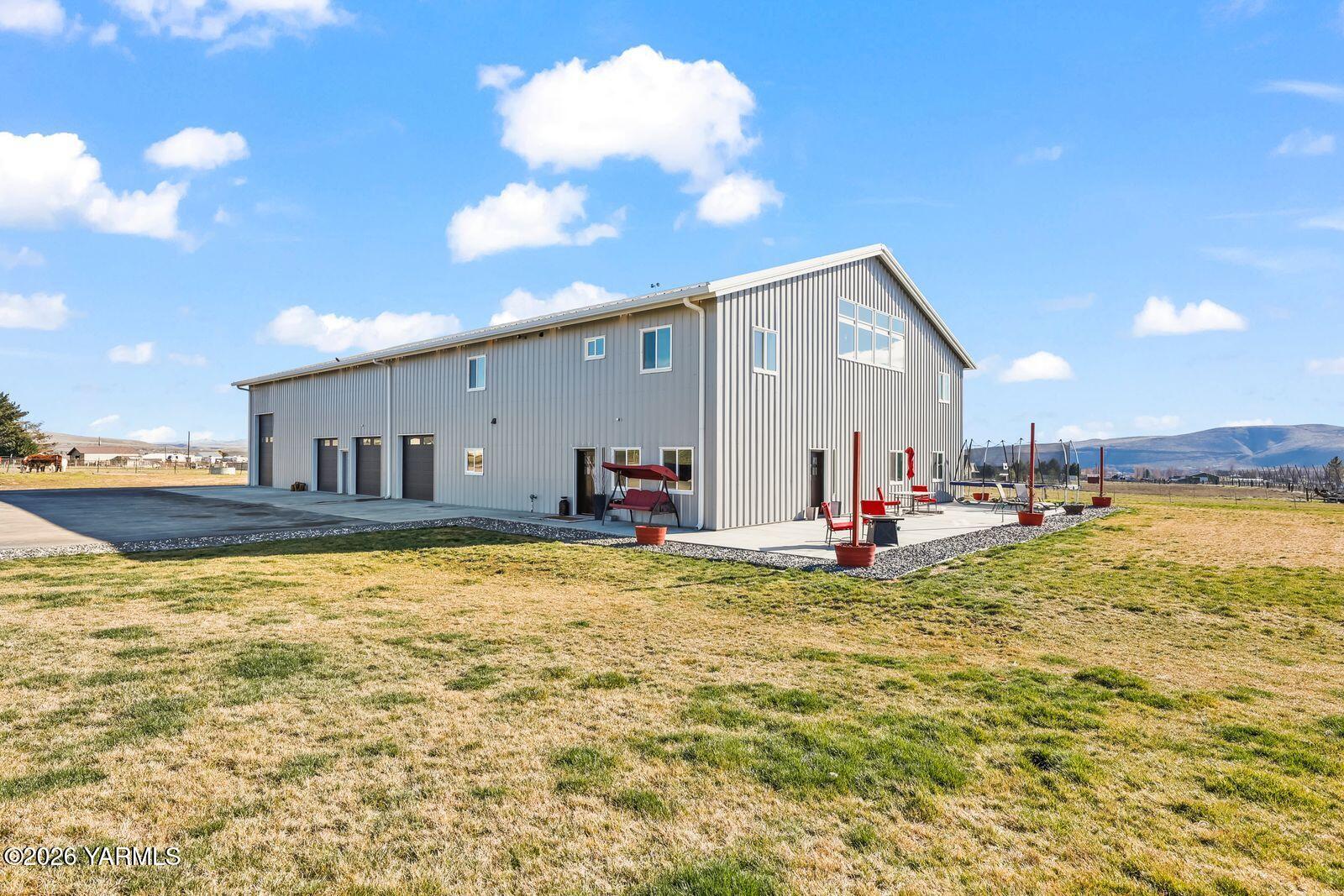 190 Gopher Road Selah, WA 98942 - Photo 4 of 48 a view of a house with swimming pool and a yard