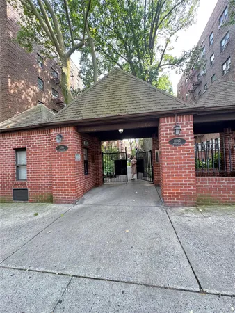$338,000 | 118-60 Metropolitan Avenue, Unit 1J | Kew Gardens