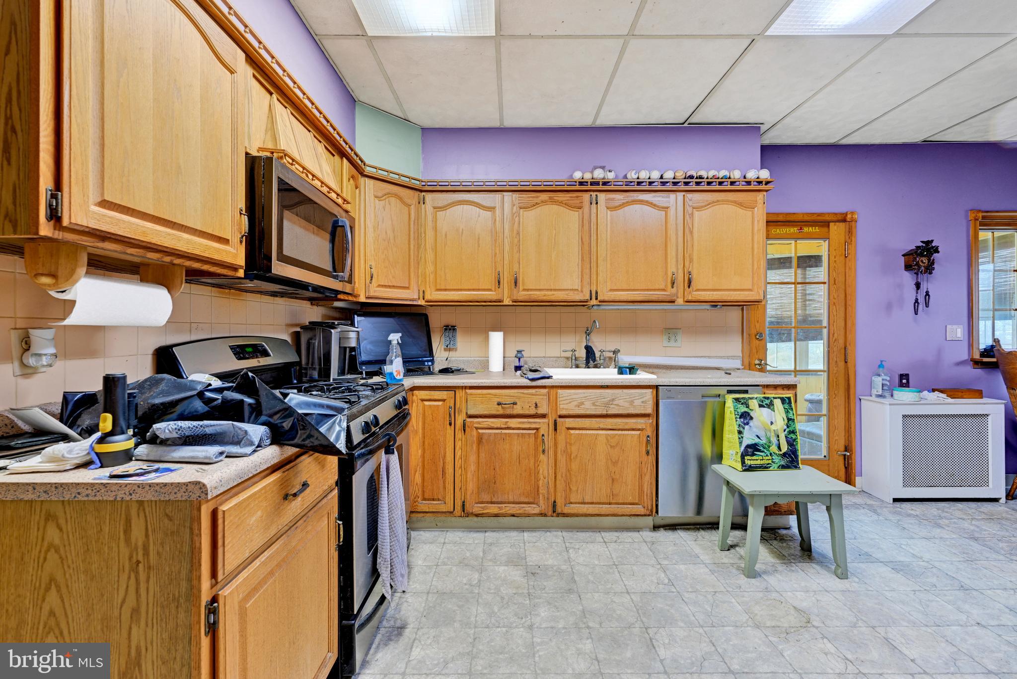6500 Old Harford Road Baltimore, MD 21214 - Photo 10 of 28 a kitchen that has a lot of cabinets in it