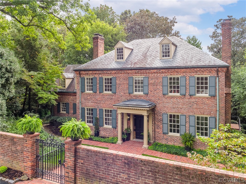Front Entrance. 8 car Gillette Motor Court.