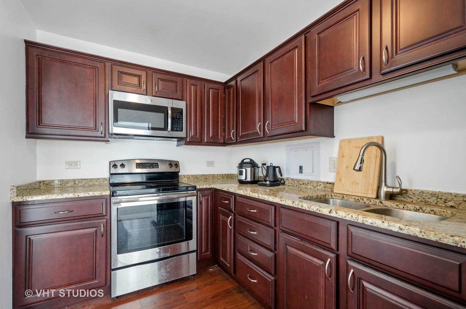 6157 North Sheridan Road, Unit 14K Chicago, IL 60660 - Photo 6 of 17
