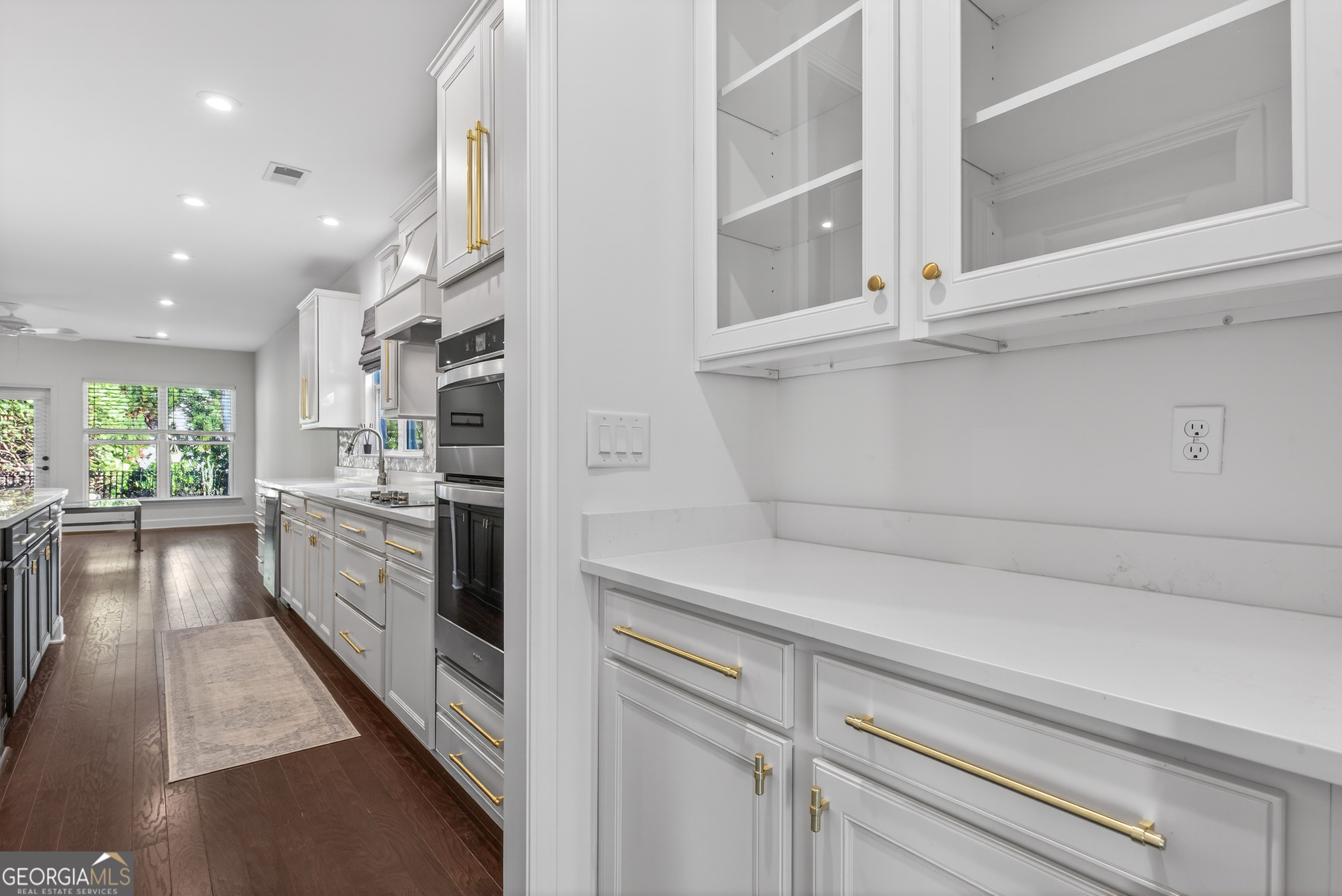 1060 Lone Oak Road Greensboro, GA 30642 - Photo 10 of 26 a view of a kitchen with electric appliances