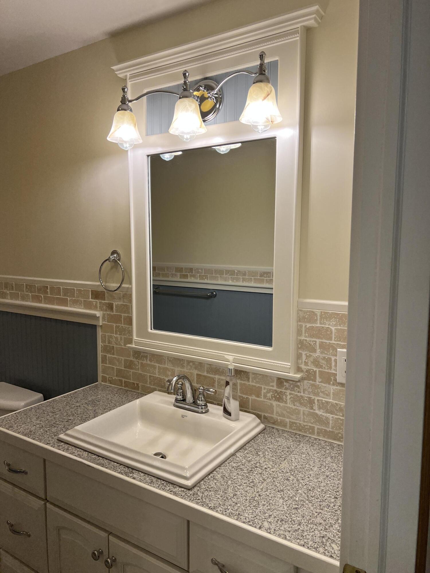 23568 Bohn Road Belleville, MI 48111 - Photo 26 of 51 Main Bath (2)