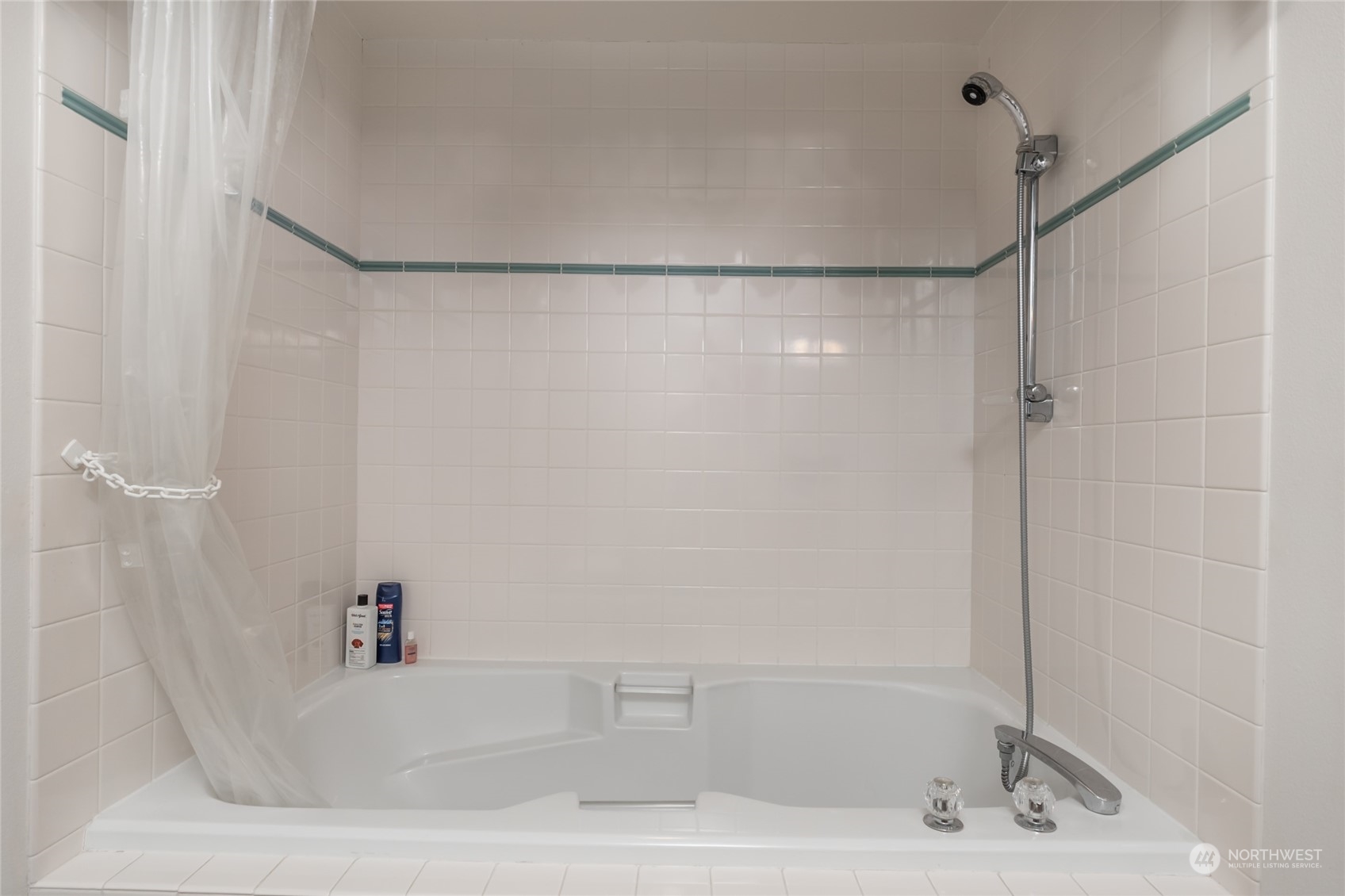 2475 Southwest Talon Loop Oak Harbor, WA 98277 - Photo 23 of 27 a bathroom with a bathtub