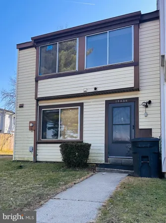 a view of house and yard with small space