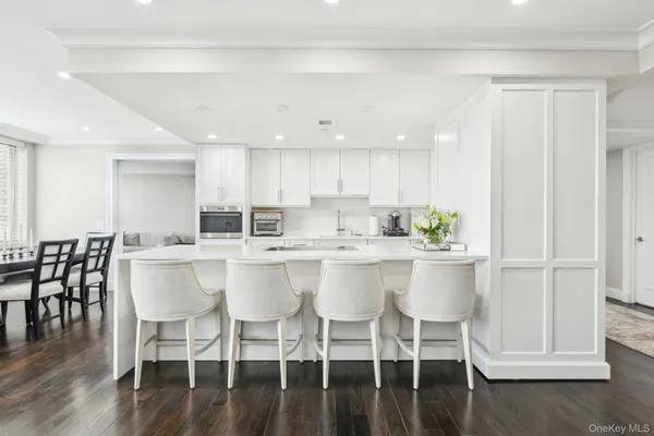 $2,799,000 | 100 Hilton Avenue, Unit 901, Garden City, NY 11530