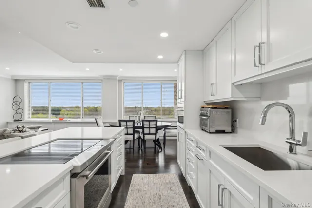 $2,799,000 | 100 Hilton Avenue, Unit 901, Garden City, NY 11530