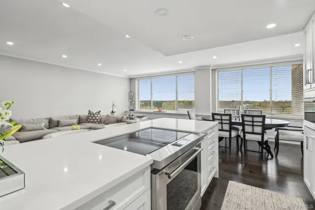 $2,799,000 | 100 Hilton Avenue, Unit 901, Garden City, NY 11530