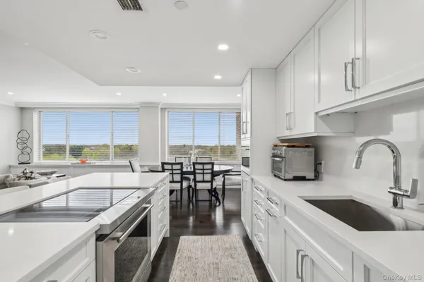 $2,799,000 | 100 Hilton Avenue, Unit 901, Garden City, NY 11530