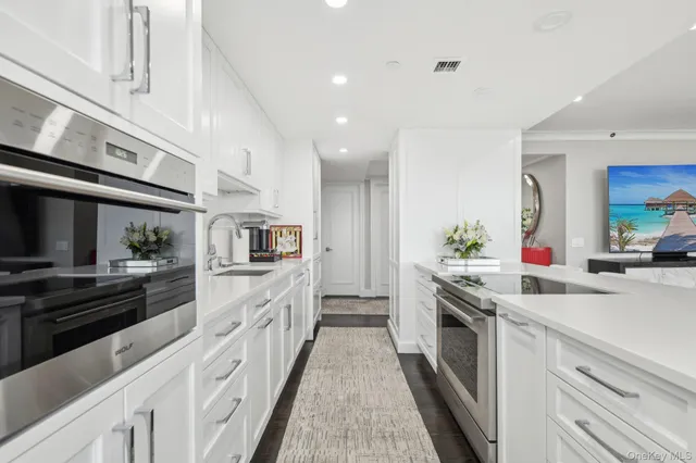 $2,799,000 | 100 Hilton Avenue, Unit 901, Garden City, NY 11530