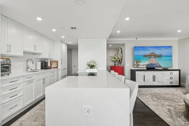 $2,799,000 | 100 Hilton Avenue, Unit 901, Garden City, NY 11530