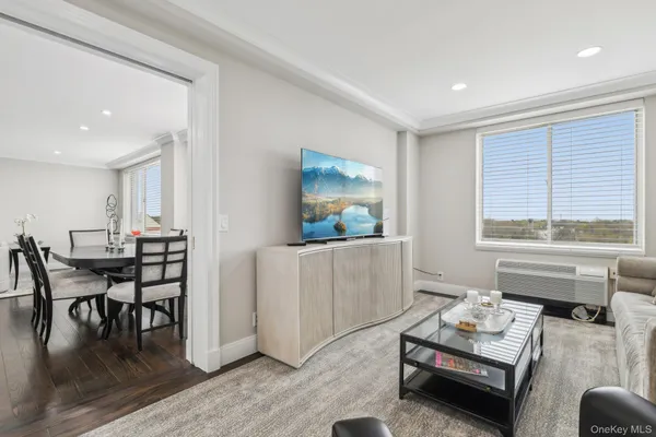 $2,799,000 | 100 Hilton Avenue, Unit 901, Garden City, NY 11530