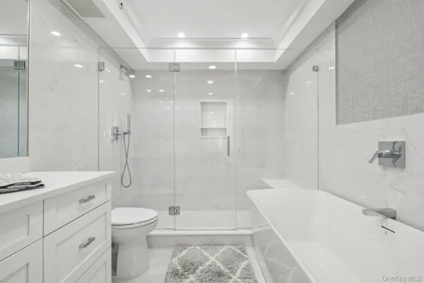 $2,799,000 | 100 Hilton Avenue, Unit 901, Garden City, NY 11530