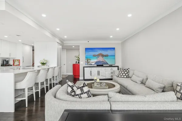 $2,799,000 | 100 Hilton Avenue, Unit 901, Garden City, NY 11530