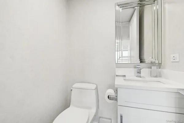 $2,799,000 | 100 Hilton Avenue, Unit 901, Garden City, NY 11530