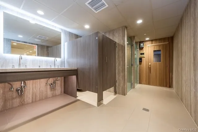 $2,799,000 | 100 Hilton Avenue, Unit 901, Garden City, NY 11530