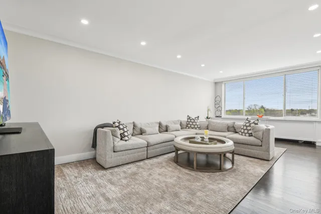 $2,799,000 | 100 Hilton Avenue, Unit 901, Garden City, NY 11530