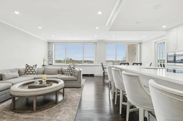 $2,799,000 | 100 Hilton Avenue, Unit 901, Garden City, NY 11530