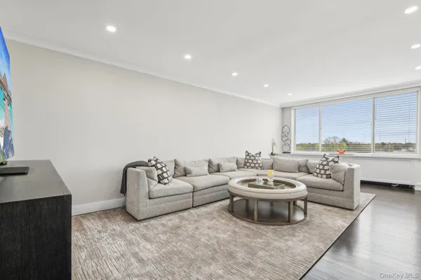 $2,799,000 | 100 Hilton Avenue, Unit 901, Garden City, NY 11530