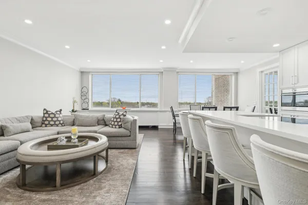 $2,799,000 | 100 Hilton Avenue, Unit 901, Garden City, NY 11530