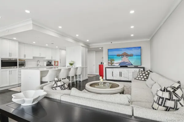 $2,799,000 | 100 Hilton Avenue, Unit 901, Garden City, NY 11530