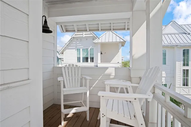 a view of entryway with a front door