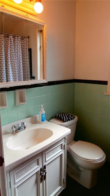 1030 Hastie Road Pittsburgh, PA 15234 - Photo 13 of 19 Main full bath with new toilet and freshly painted walls and cabinet