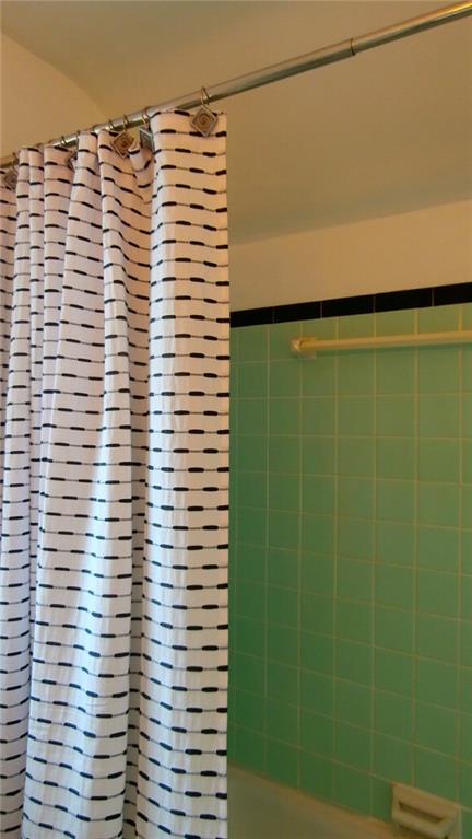 1030 Hastie Road Pittsburgh, PA 15234 - Photo 14 of 19 Other side of the main full bath