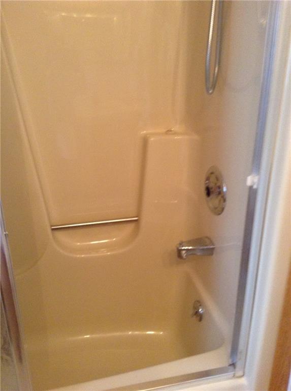 1030 Hastie Road Pittsburgh, PA 15234 - Photo 10 of 19 Master Bath Tub and Shower