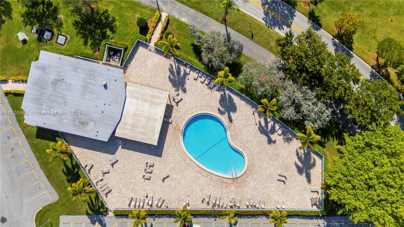 382 Markham R, Unit 382 Deerfield Beach, FL 33442 - Photo 12 of 30 an aerial view of a house with swimming pool and outdoor seating