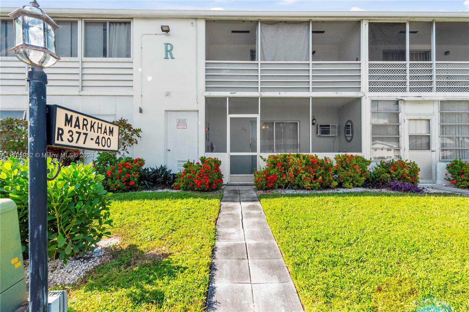 382 Markham R, Unit 382 Deerfield Beach, FL 33442 - Photo 14 of 30 a house with garden in front of it