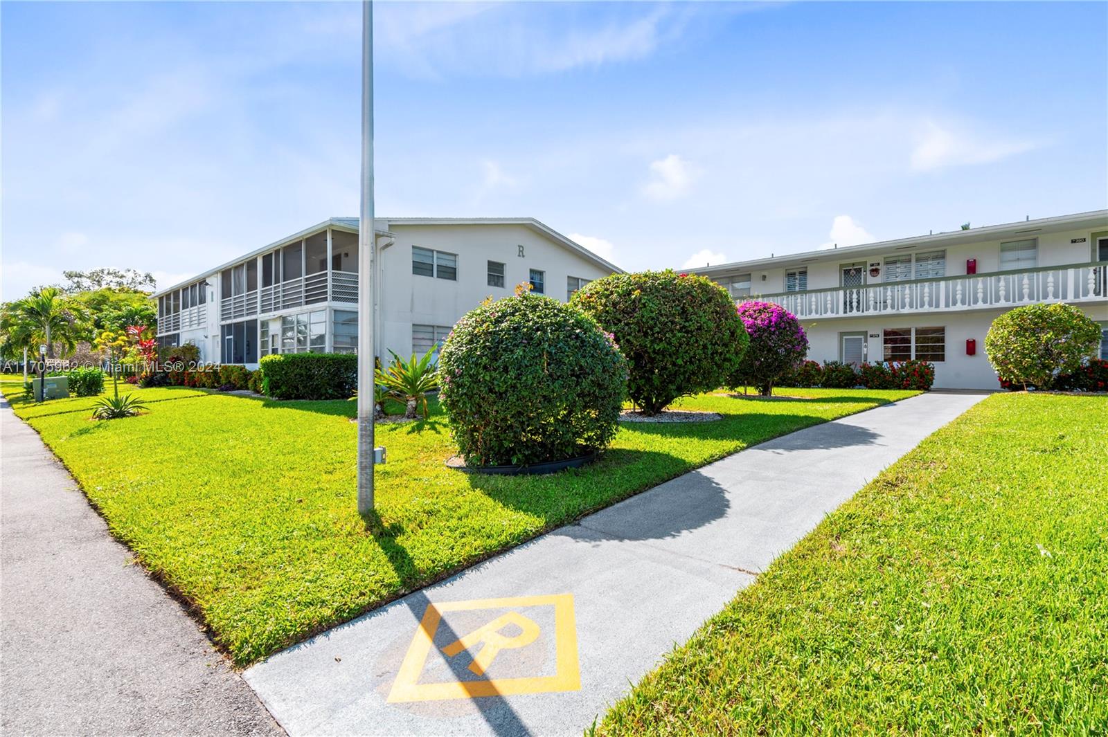 382 Markham R, Unit 382 Deerfield Beach, FL 33442 - Photo 15 of 30 a front view of building with yard