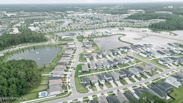 a view of a yard with a house