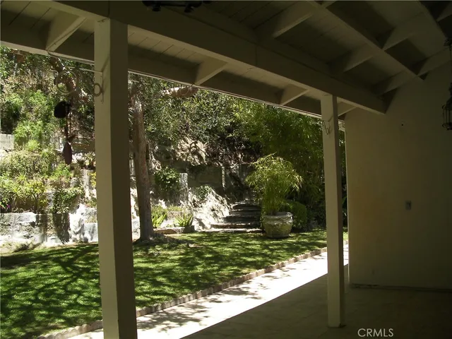 a view of a back yard