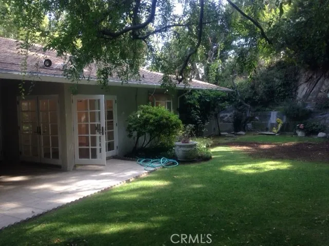 a view of a back yard of the house and green space