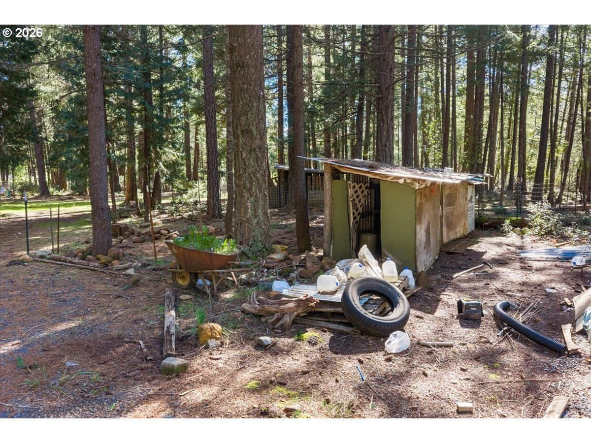 280 Cobalt Drive O'Brien, OR 97523 - Photo 23 of 27 a backyard of a house with table and chairs