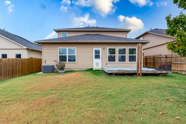a view of a house with backyard