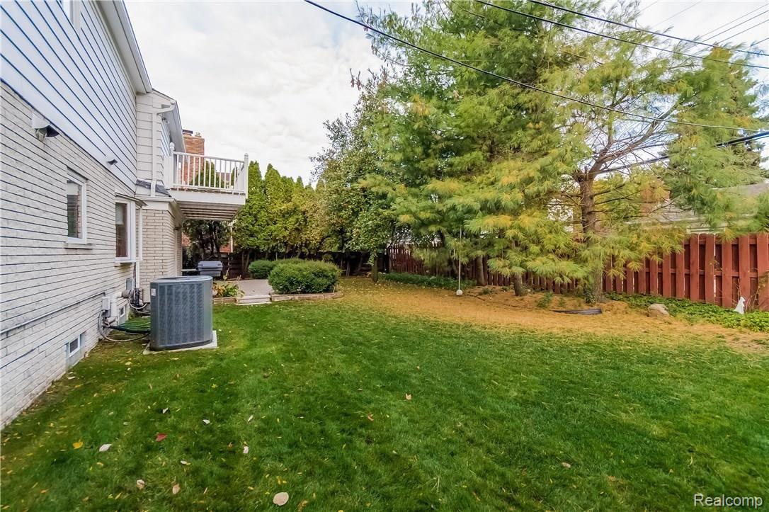 642 Perrien Place Grosse Pointe, MI 48236 - Photo 38 of 44 038-Rear_View-2185693-large.jpg