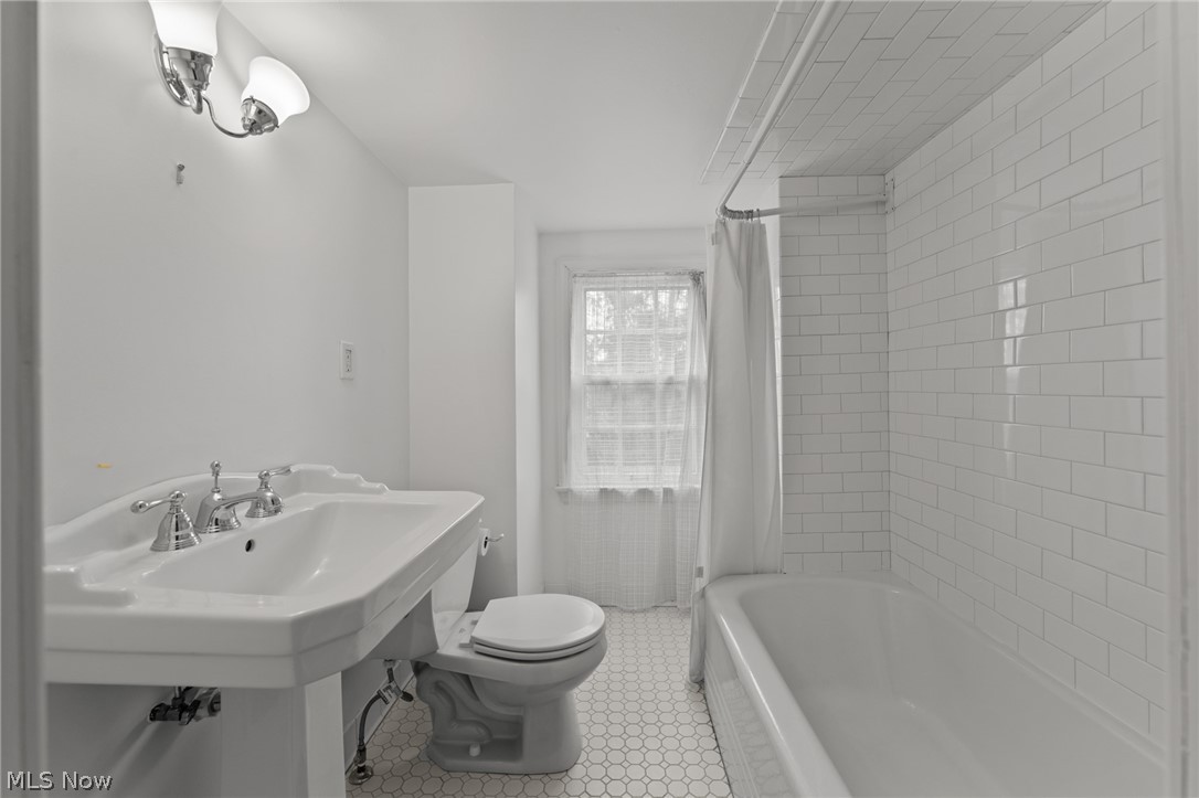17640 South Woodland Road Cleveland, OH 44120 - Photo 27 of 40 3rd Floor Bath
