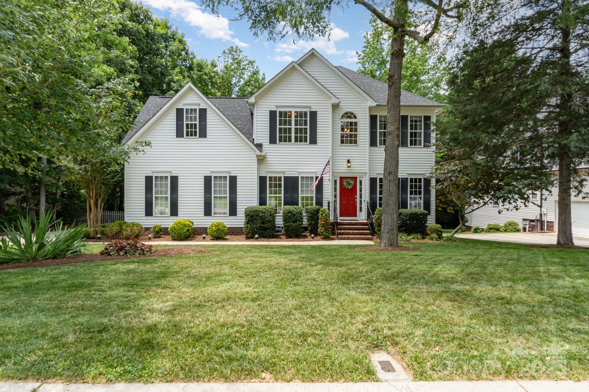 a view of a yard in front of house