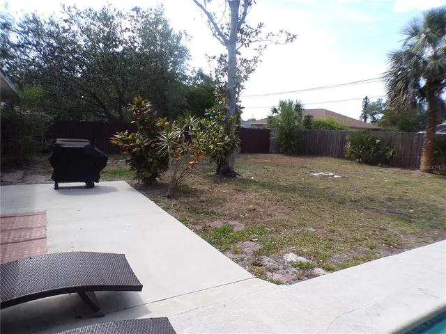 a view of a backyard