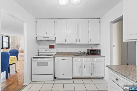 $479,999 | 250 Gorge Road, Unit 14J, Cliffside Park, NJ 07010