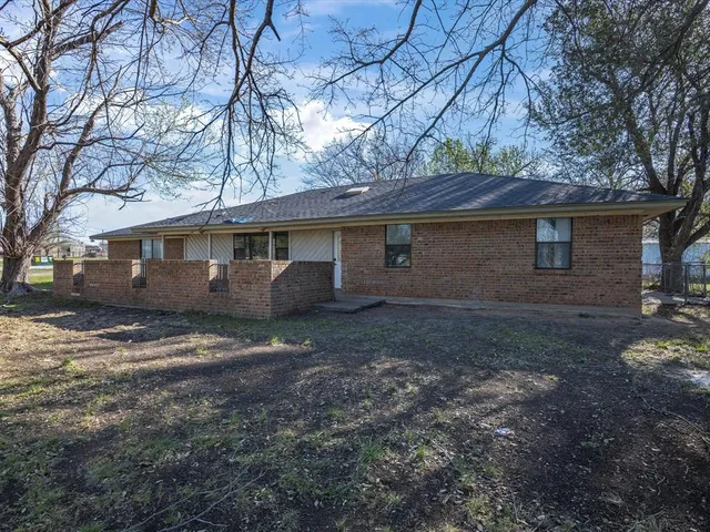 a view of a house with yard and a tree